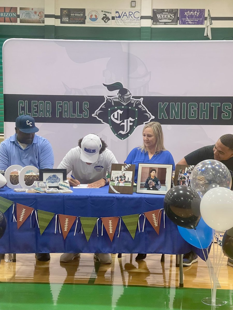 ClearFallsFB's tweet photo. Congratulations to @TheLandonvessel and @Trytocatchzayy on signing today to continue their playing careers at the college level!  @recruit_FALLSFB https://t.co/lfikluhucS