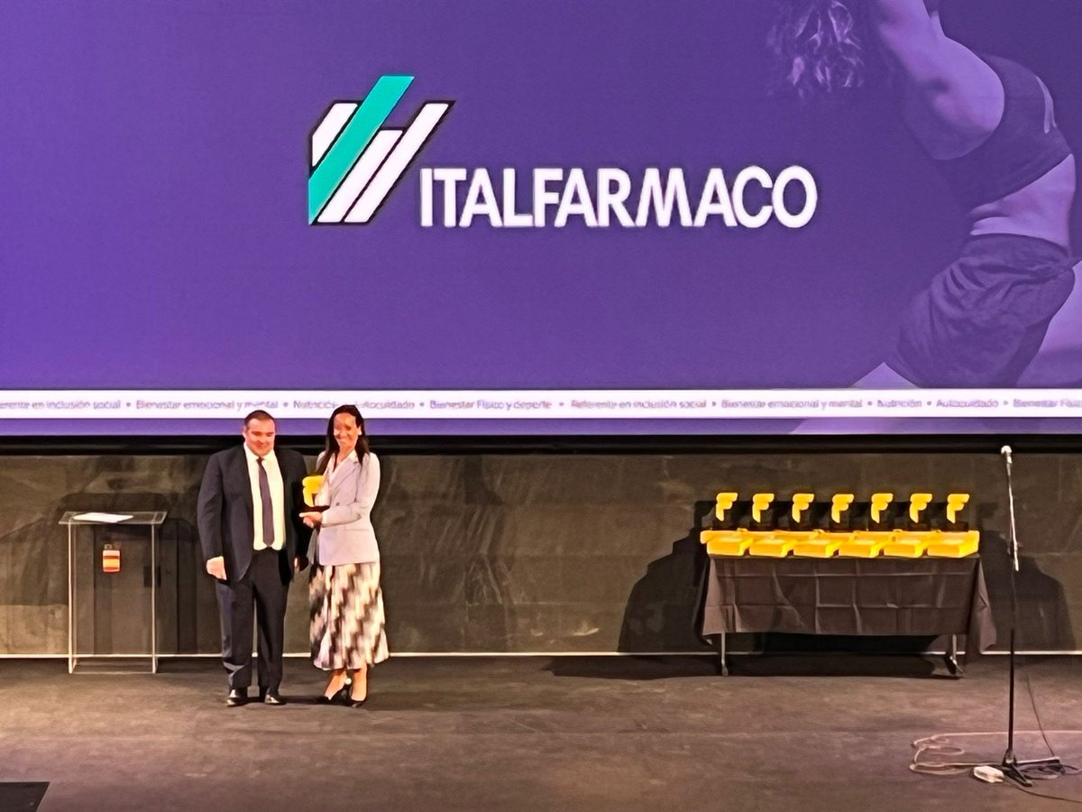 Gracias a todos nuestros compañeros/as de I+D, venta y departamento médico por hacer posible este premio de #investigación en #autocuidado de #SomosFANES. Y agradecer también a las <a href="/LMNMovemos/">Las mujeres nos movemos</a>, en especial a su presidenta <a href="/ANACALDERONJIM/">Ana Calderón</a>, por organizar este evento