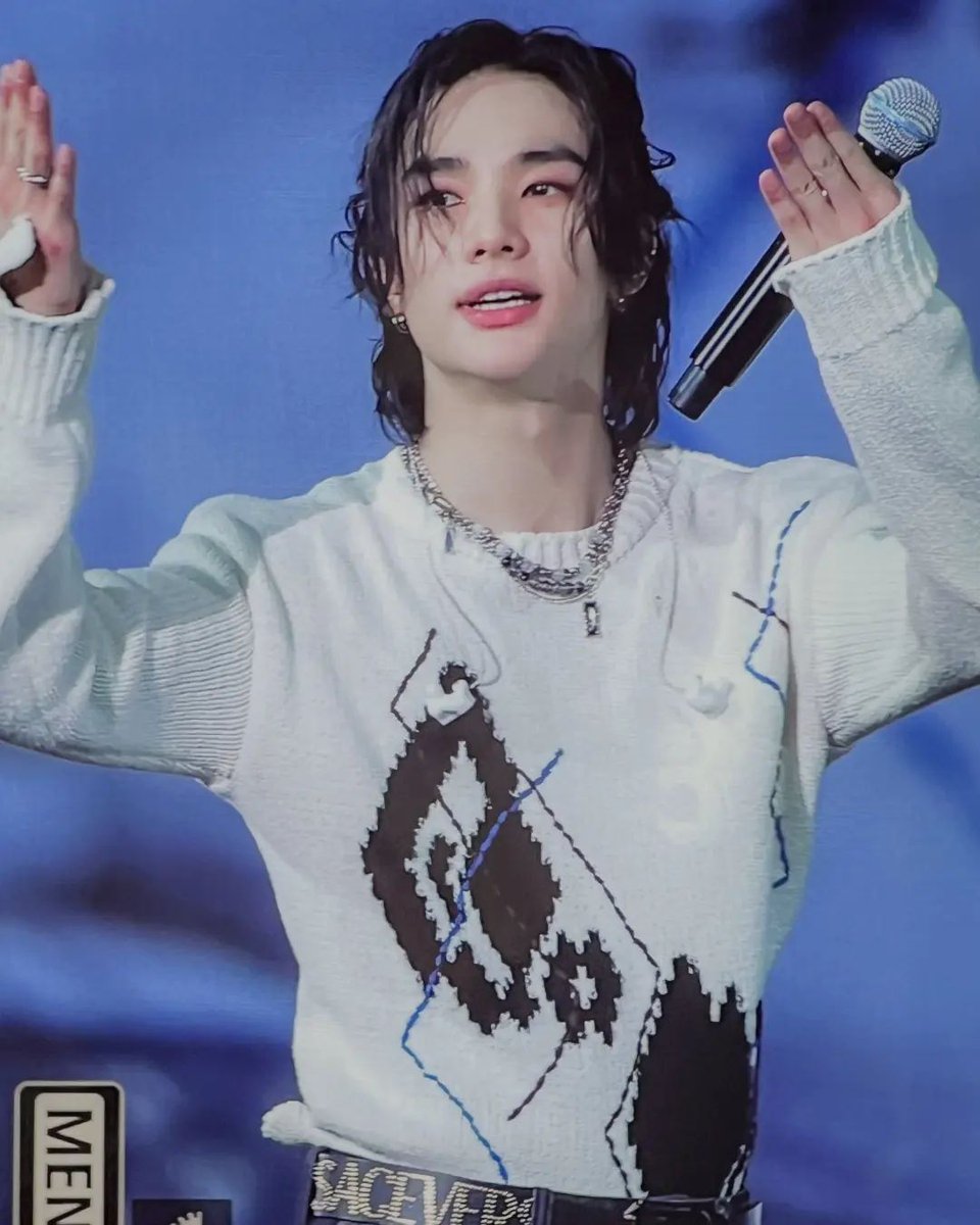 Kisses from hyunjin because this is what keeps us alive

#StrayKids #SKZ #스트레이키즈 #Hyunjin
#현진 #JYPStrayKids #hwanghyunjin #youmakestraykidsstay
#Versace #straykidshyunjin #hyunjinstraykids #straykidsimagines