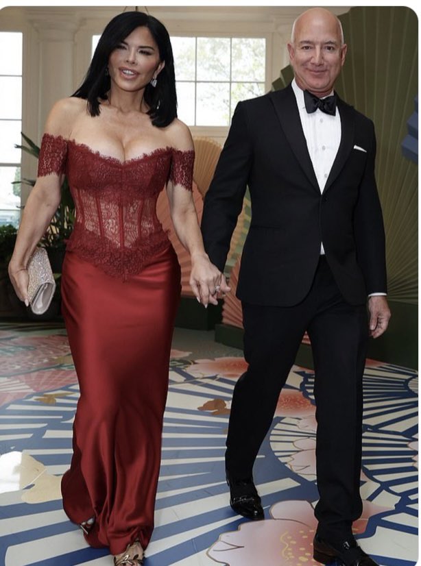 With all the money in the world and still this woman looks cheap and vulgar. This is a look for Mar a Lago. Not the White House.
