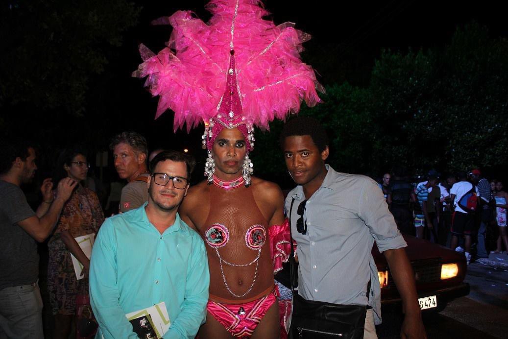 Hace casi una década (2015) con Miss Bienal de La Habana, en La Habana. Ahora Miss Bienal de La Habana llega a Miami. Nos vemos hoy a las 6 pm en @LncolnRd y Ecluide Ave (en el @MiamiBeachPride). Libertad para @LMOAlcantara y para todos los presos políticos.