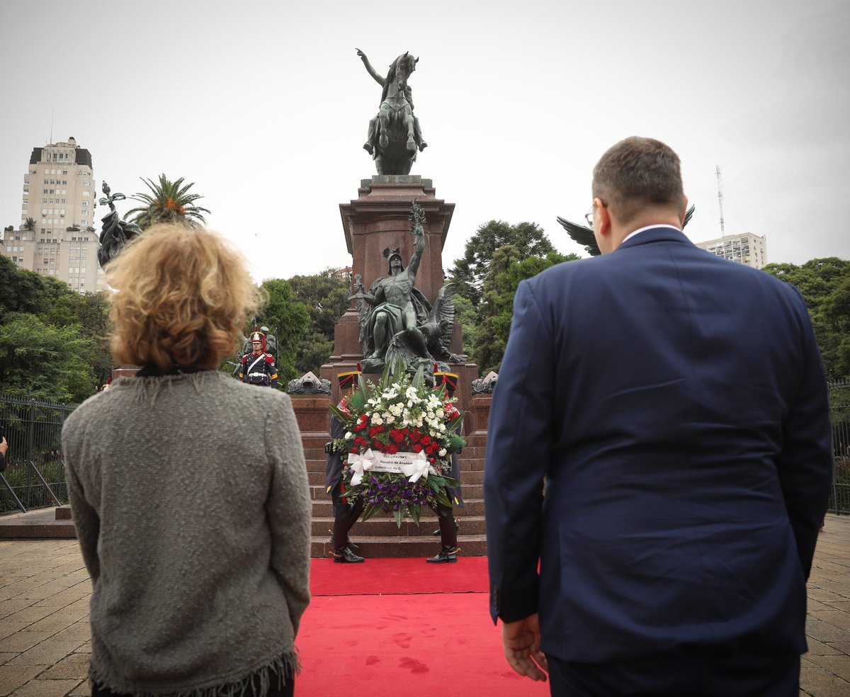 📸 Beginning his official visit to our country, the Minister of Foreign Affairs of the Czech Republic 🇨🇿, Jan Lipavský, paid tribute to the Liberator General San Martín together with the Undersecretary for Foreign Policy, Marcia Levaggi.