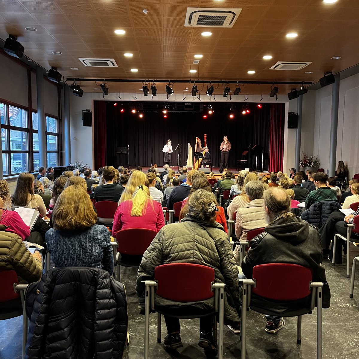 Volle zaal bij fluit harp voorspeelavond ⁦<a href="/Quintuskampen/">Quintus Kampen</a>⁩ Prachtige combinatie.
