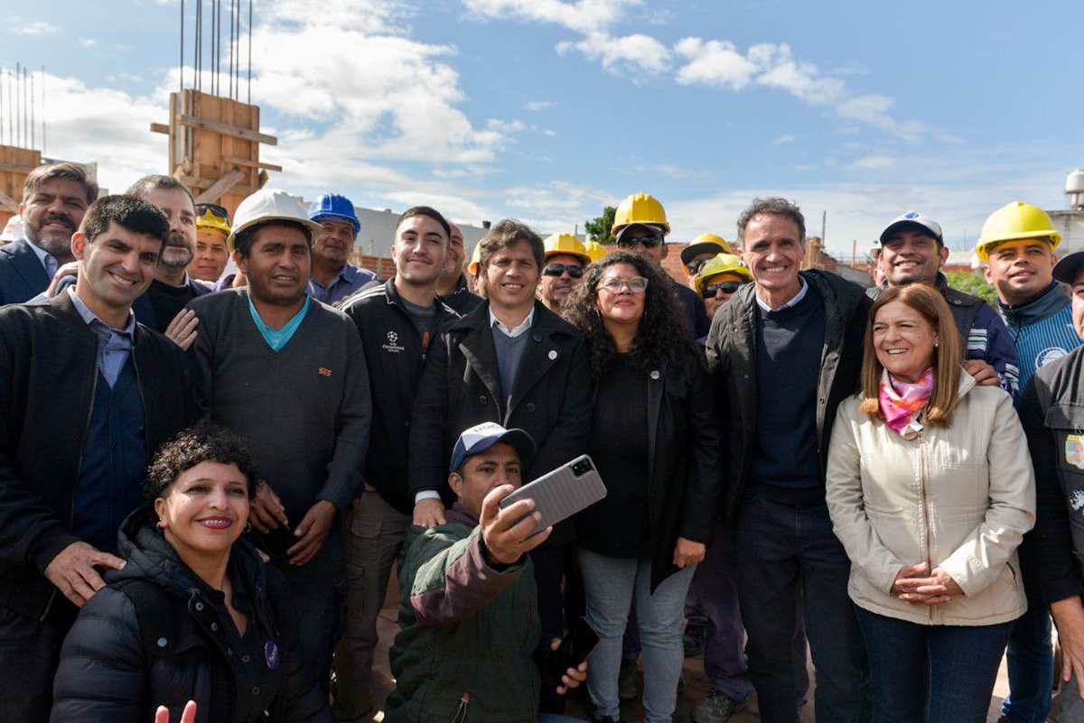 Que cada uno se las arregle como pueda no es una Nación, no es la forma en la que resolvemos los problemas del país. En #SanMartín, junto a @Kicillofok y @fmoreiraok recorrimos las obras de la primera Escuela Secundaria de Barrio Libertador, que funcionará en el mismo lugar…