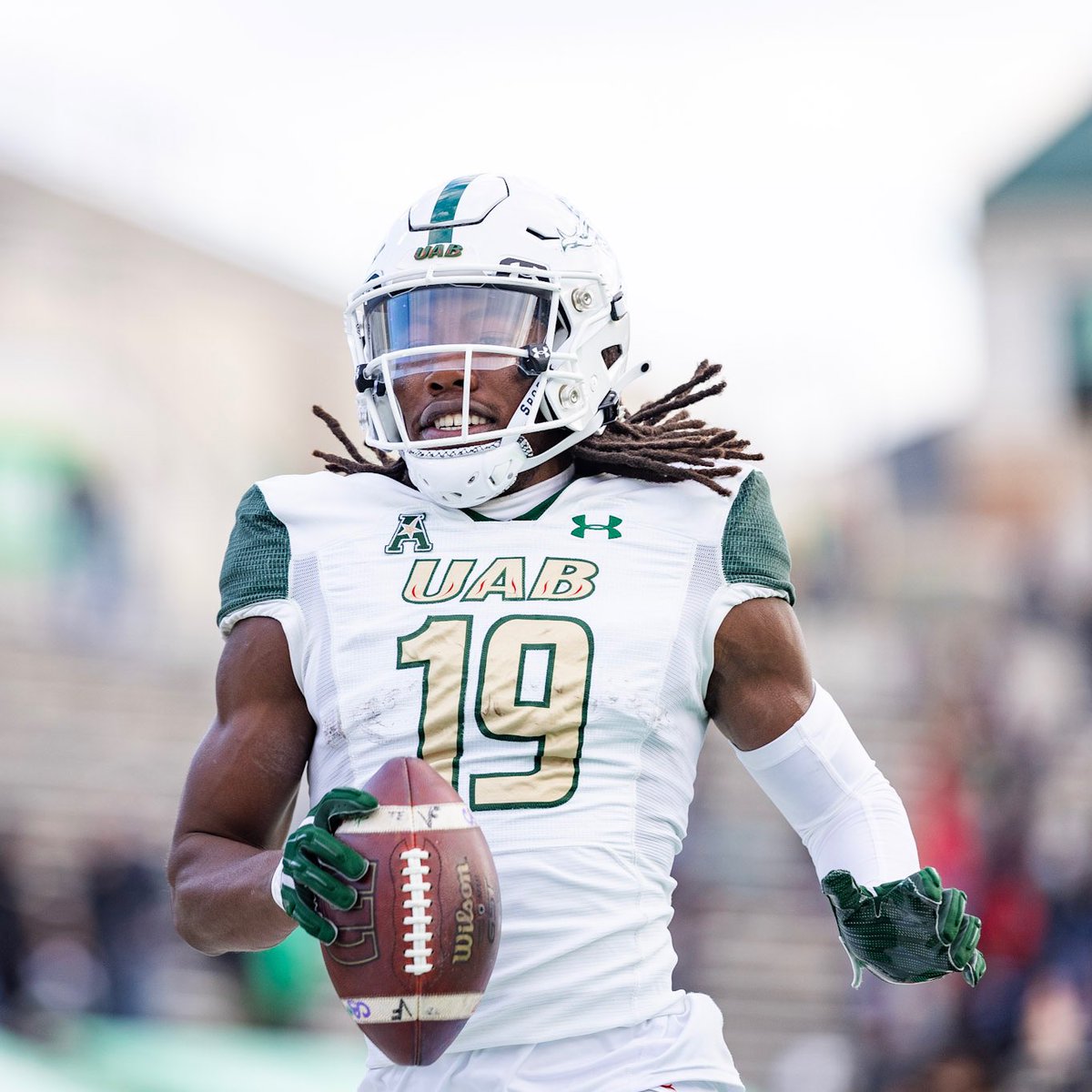 The #Patriots are scheduled to host UAB wide receiver Tejhaun Palmer on a 30 visit, per @TonyPauline . He caught 47 balls for 858 yards and seven touchdowns last season. He also ran the 40 in 4.45 seconds at 210lbs.