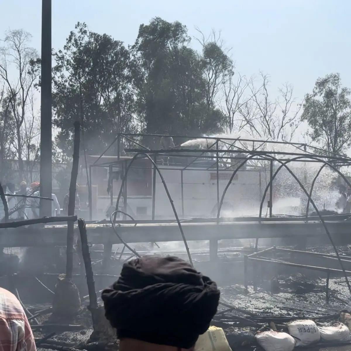 जलते हुए किसानों के झोपड़ों से निकलता हुआ धुंआ कब तक दिल्ली पहुंच जायेगा ❓ #FarmersProtest #FarmersProtest2024 #FarmerProtest2 #Haryana #KisanAndolan2 #Panjab #AQI #Delhi