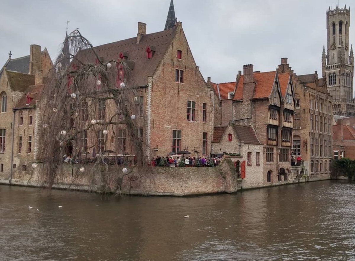 Esiste un posto dove la magia scorre sull'acqua... Bruges.
     There is a place where magic flows over water ... Bruges.
#bruges #Belgique #belgio