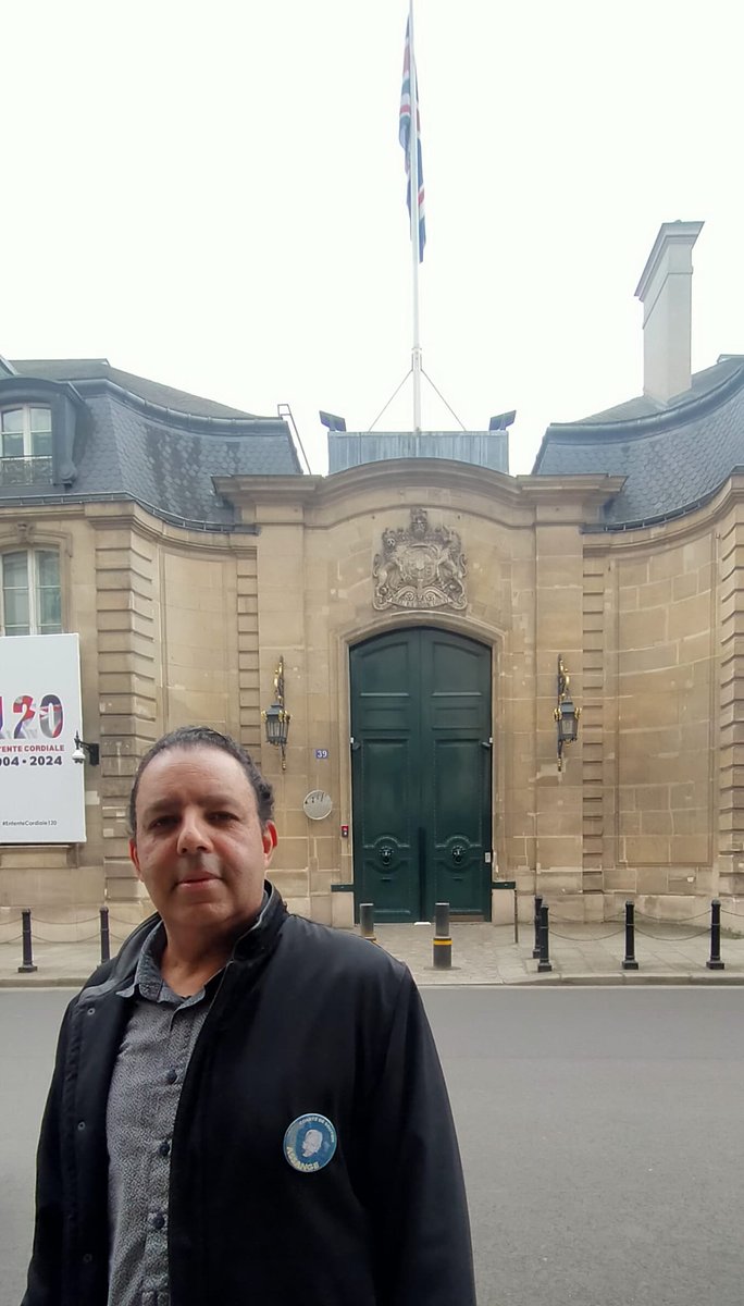 Quelques photos devant l’ambassade du 🇬🇧 à Paris aujourd’hui.
Plusieurs personnes nous ont fait savoir que la police leur a interdit de prendre des photos.
Merci à tous ceux qui ont bien voulu participer à cette action symbolique.
#FreeAssangeNOW #Assange5YearsInBelmarsh
1/2