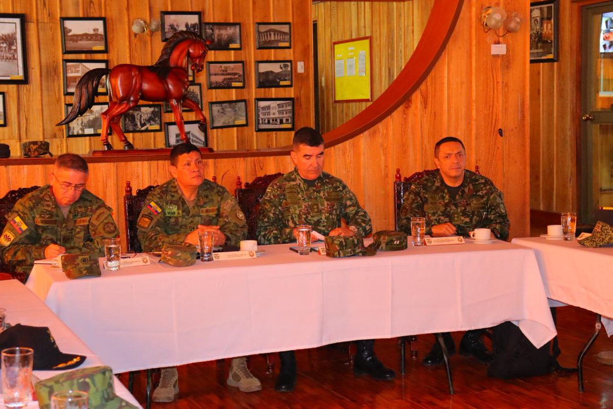 El Brigadier General Raúl Fernando Vargas Idárraga comandante del #CCON3, y el señor Brigadier general Miller Vladimir Nossa Rojas se reúnen con los homólogos del @EjercitoECU con el fin de buscar una interoperabilidad que permita la articulación de las operaciones militares