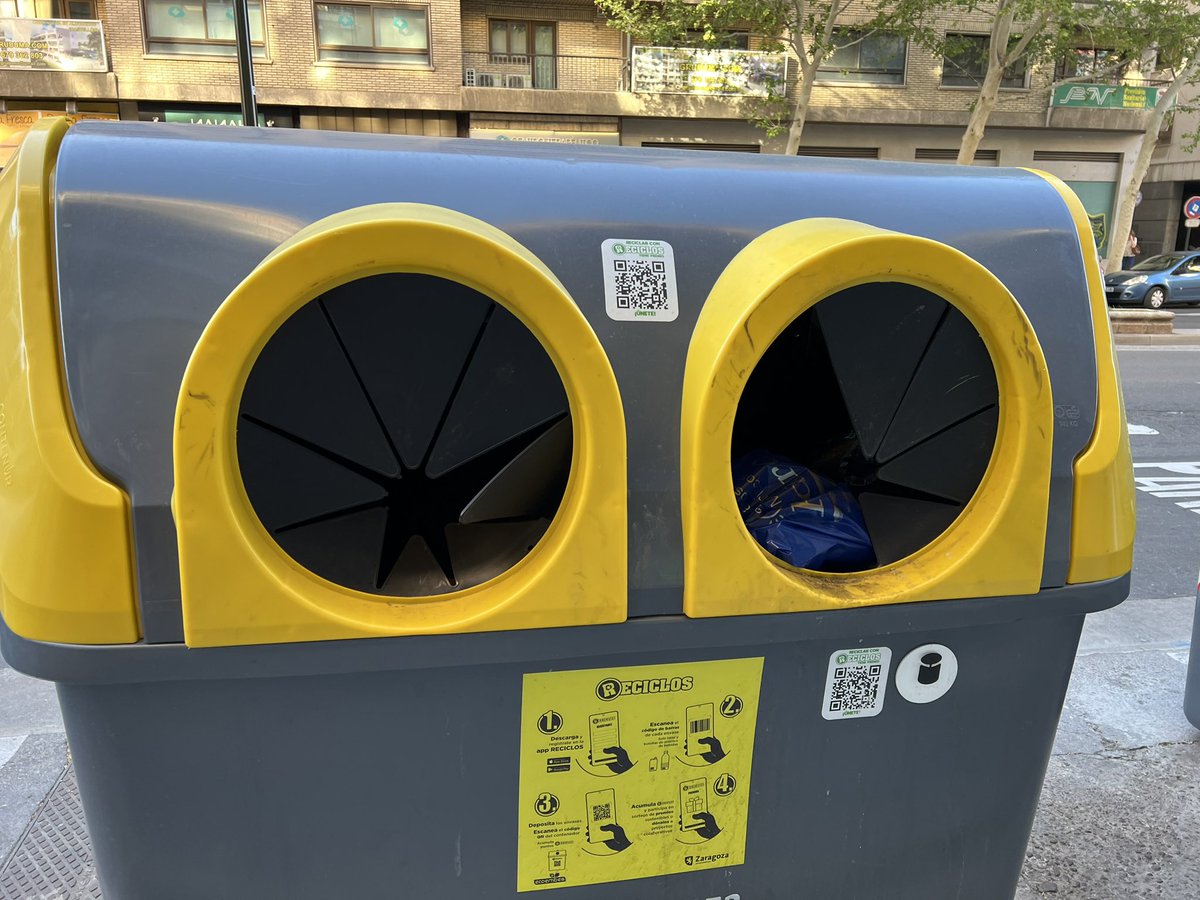 SoydeZaragoza's tweet photo. Vas a reciclar en los nuevos contenedores y te llenas de suciedad💩🤮las manos al tener que meter la bolsa  en esas “cuchillas” que han puesto🙃 https://t.co/v2KjOKIGiq