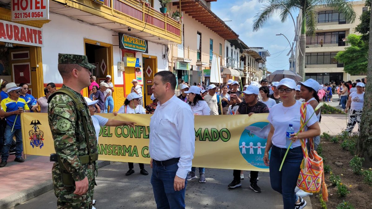 Mantener viva la memoria de aquellas personas que fueron víctimas en el conflicto armado, es vital para el Ejército Nacional. En Anserma, #Caldas el Batallón Ayacucho se unió al Día Nacional de la Memoria y la Solidaridad con las Víctimas. #ParaNoOlvidar #OctavaBrigada