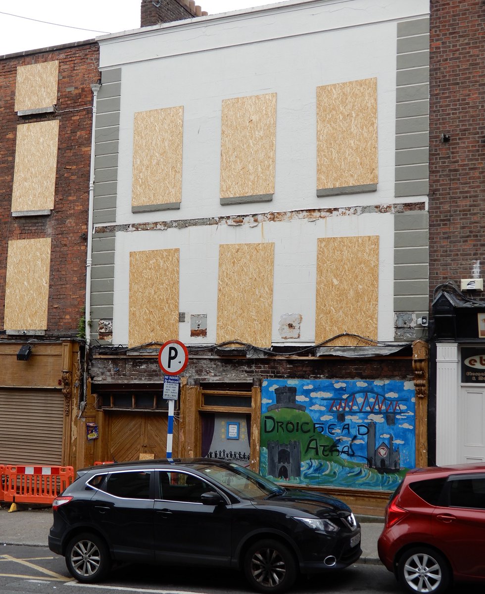 Dereliction & vacancy continues to be a serious issue in Drogheda. The town now has a large number of historic 'buildings at risk'. Matthews pub (known as McPhails), Laurence St. A structural issue arose to the front elevation c. 5 yrs ago resulting in closure. #DerelictIreland
