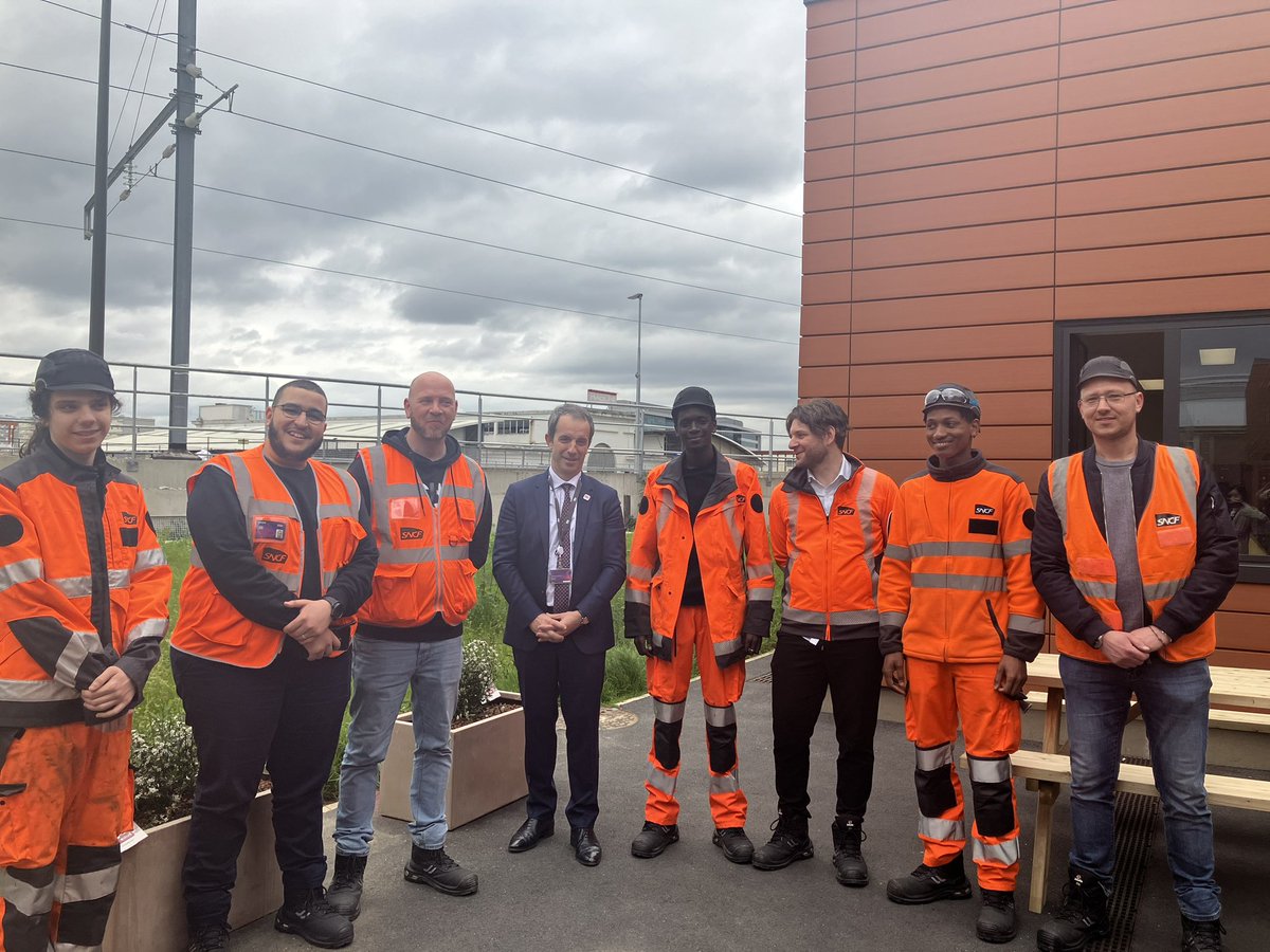 CFanichet's tweet photo. Le prolongement du RER E à l’Ouest représente un événement historique et une mobilisation exceptionnelle des équipes #Transilien pour s’y préparer : nouveaux sites de maintenance, marches d’essais, recrutements et formations des agents, et bien sûr un RER NG révolutionnaire qui se déploie grâce aux investissements d’@IDFmobilites. 

@SNCFVoyageurs est prête pour le grand rendez-vous de la mise en service prévue le 6 mai. Merci à toutes les équipes engagées à fond !