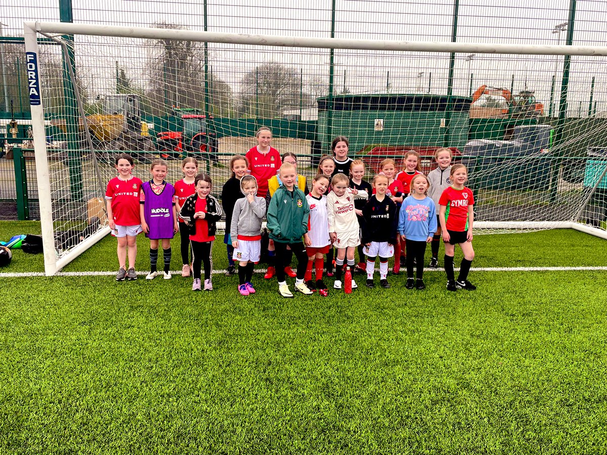 It was great to observe Wrexham’s Huddle session this afternoon! Showing great initiative by placing a 11-16 year old recreational girls session next to the Huddle so girls can see a full pathway 👏 Thursday 5-6pm @ Colliers Park Huddle: 4-11 years / Girls Rec: 11 - 16 years