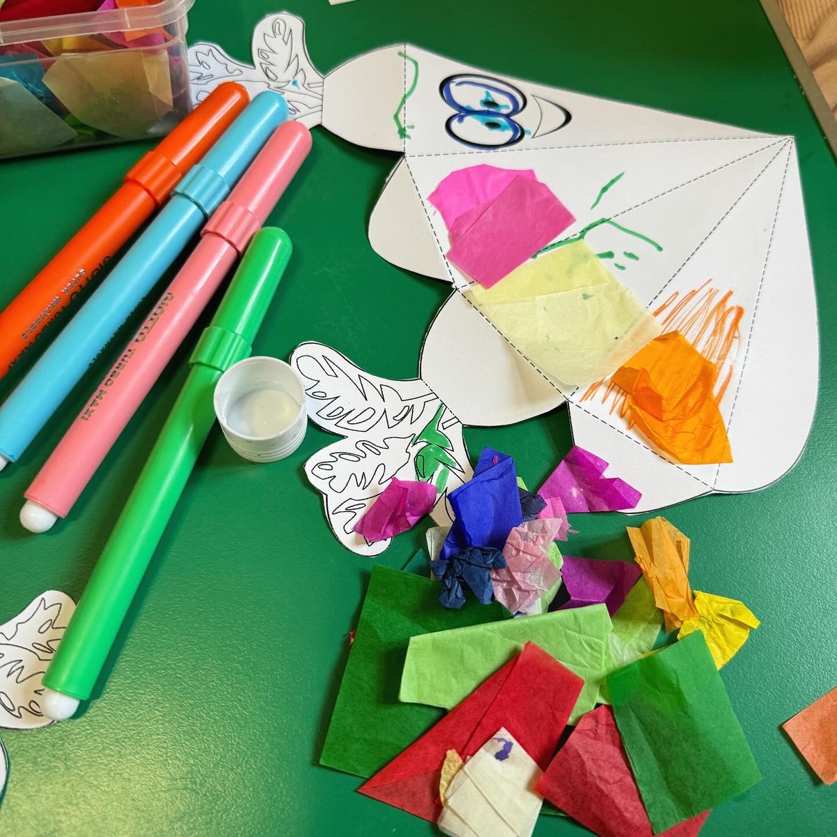 We did lots of sticking at #MessyMorning at #CharltonLibrary on Tuesday! 🎨 We made carrots using different colours and materials to celebrate the start of springtime! 🥕Join us on Tuesdays + Fridays at 10:30-11:30am for more #CraftingFun! 📚 #LoveYourLibrary