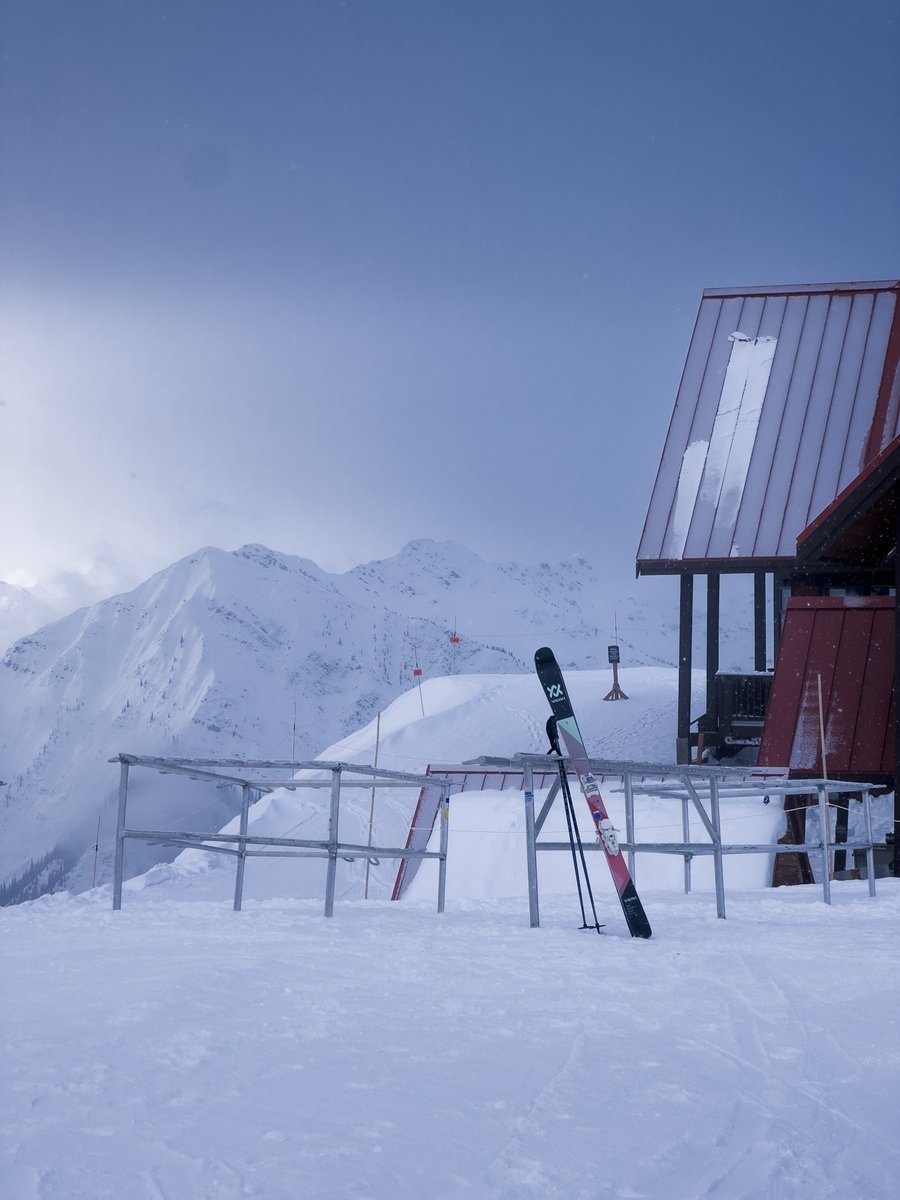 Those days when it feels like you have the whole mountain to yourself. 📸Nick Terzieff