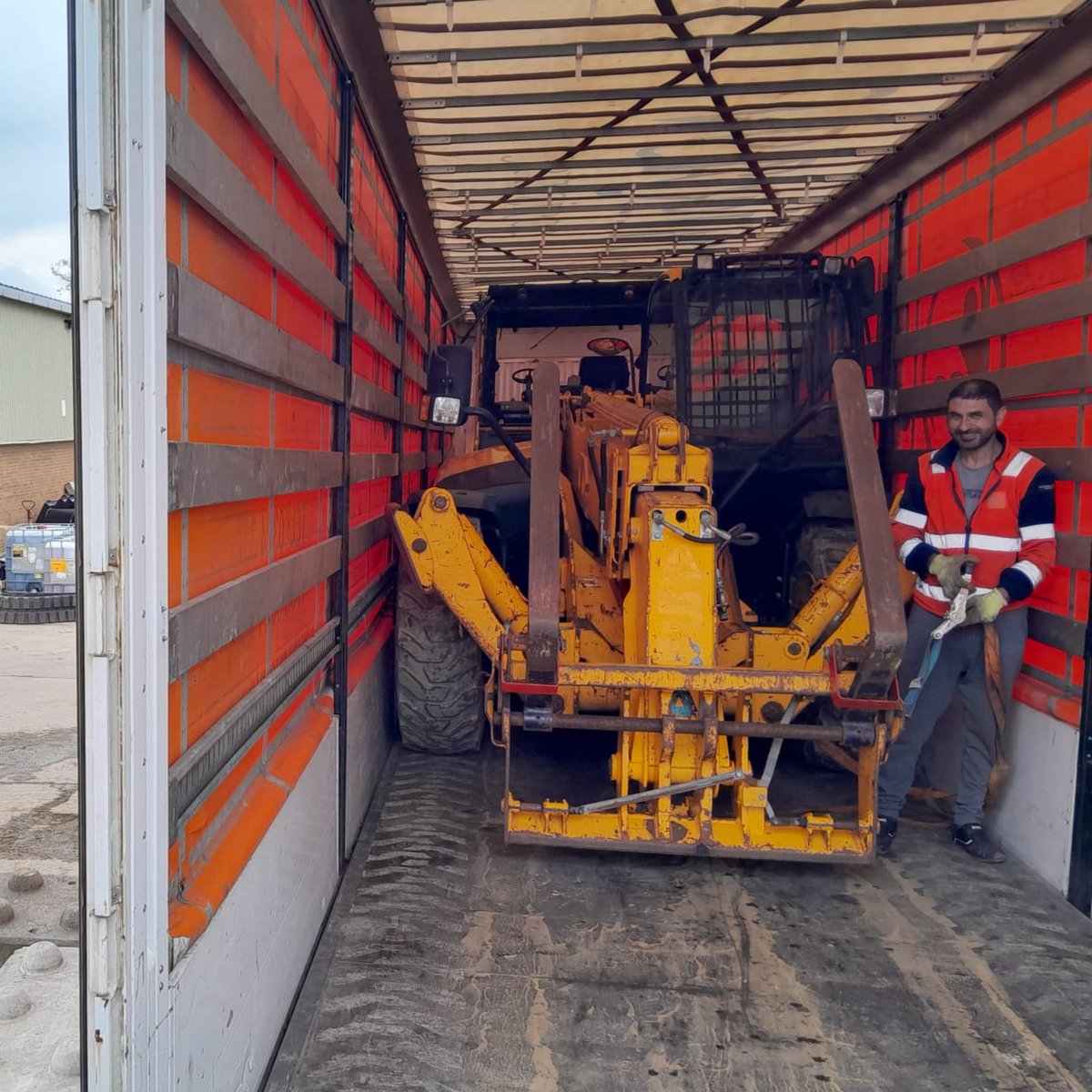 Another JCB export leaving the depot! 🚜 For export enquiries contact Steve Slyziak 👷‍♂️ 📧 steve.slyziak@tchjcb.com 📞 +447768460952