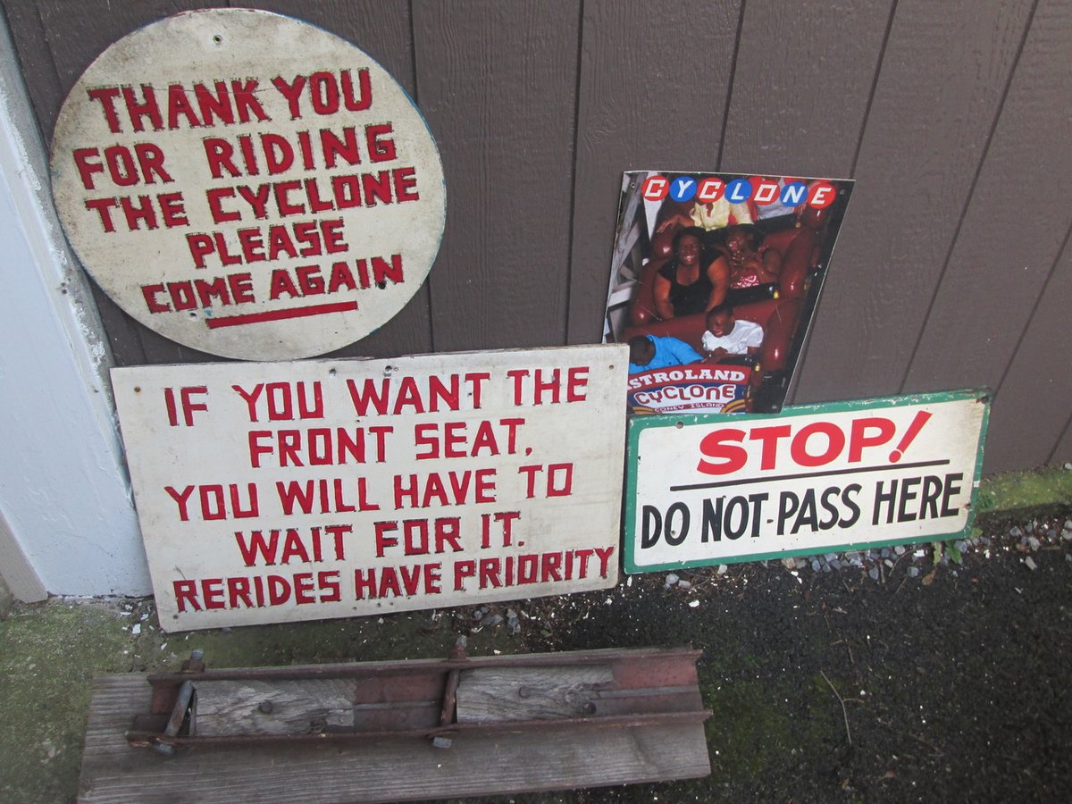 🎶Signs, signs everywhere a sign! 🎶 #rollercoaster #museum