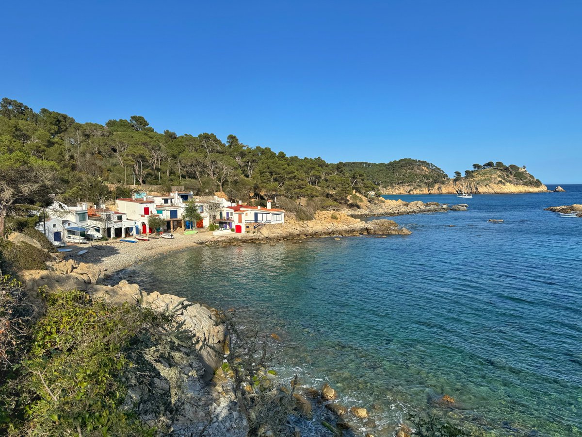 Esplèndida tarda des de S’Alguer amb lleugera tramuntana i una visibilitat excel•lent. La temperatura màxima a Palamós ha estat de 23,4°C.