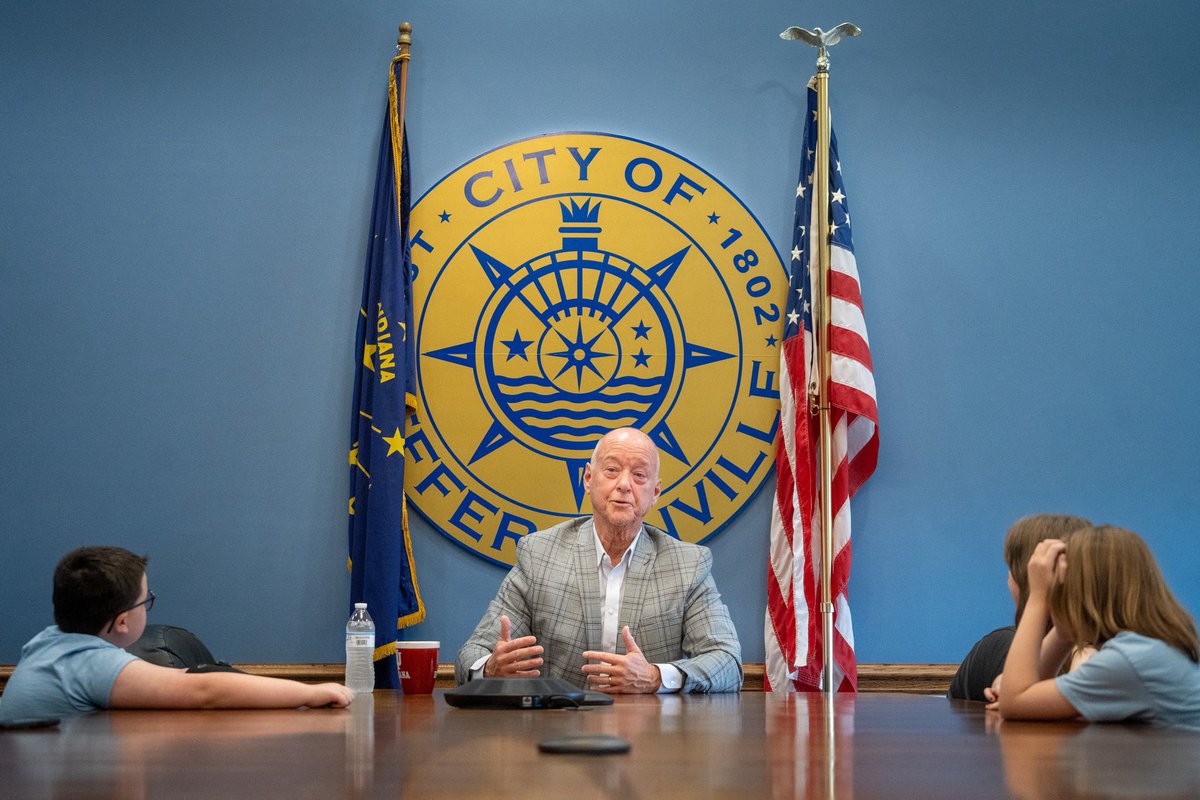 jeffmayoroffice's tweet photo. Mayor Mike Moore has really enjoyed meeting so many outstanding elementary students! The student ambassadors from Riverside recently stopped by City Hall. 

It was fun to teach them about city government and hear their visions for our community's future. 
#onlyINjeff https://t.co/wyjlJly2VH