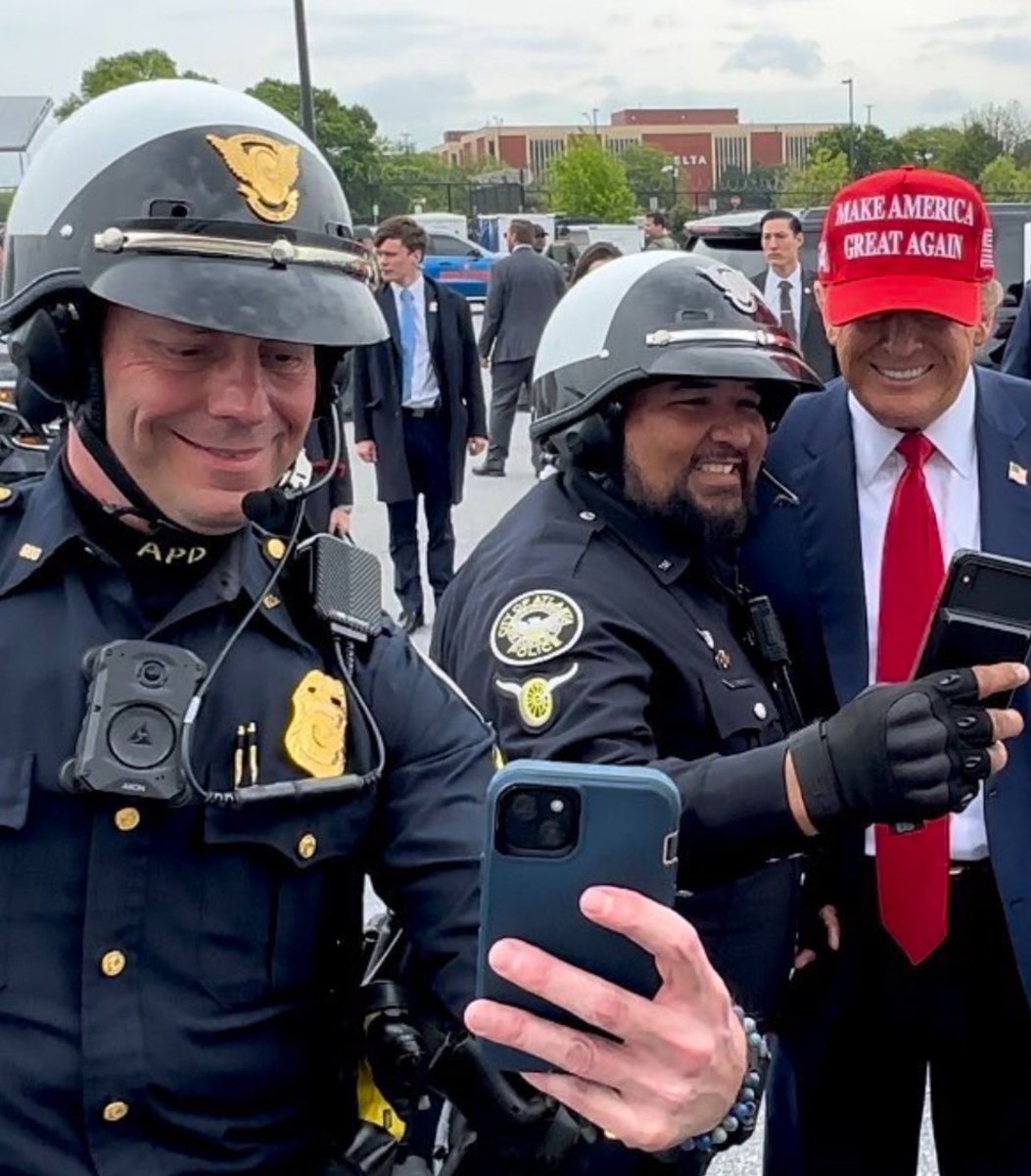 Atlanta Police Officers are all smiles posing with Trump for selfies. 🤳 This is who Fani Willis wants to arrest Trump. Total backfire.