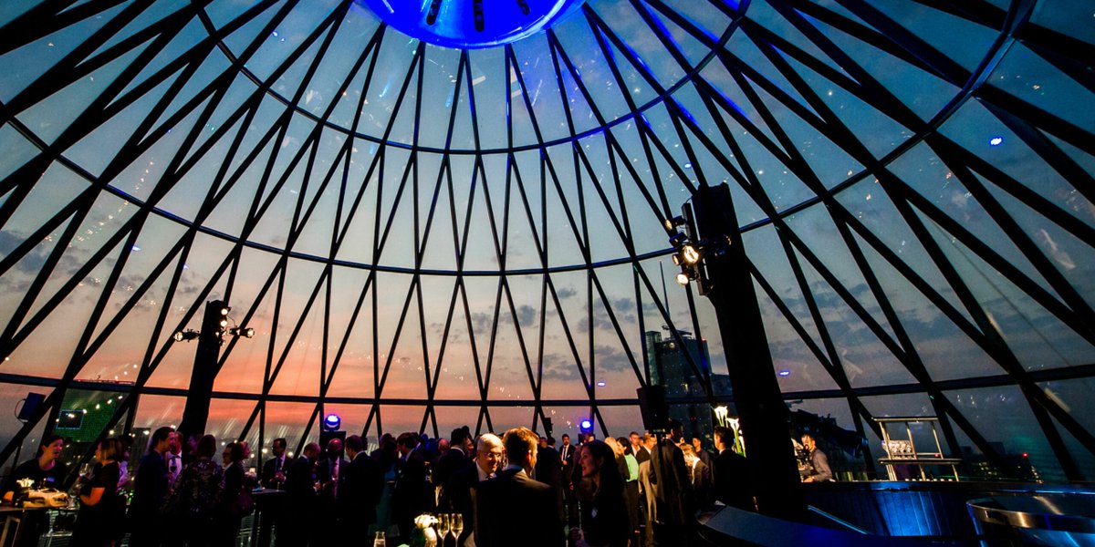 There's no place like Searcys at The Gherkin to host your summer party this year! ☀️ With panoramic city views, leave your guests mesmerised by the magic of your party in the sky ✨ Enquire and book via the link bit.ly/2H6ORgC