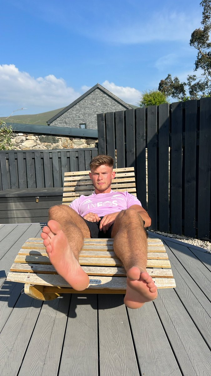 RT if you’d worship my feet in summer.