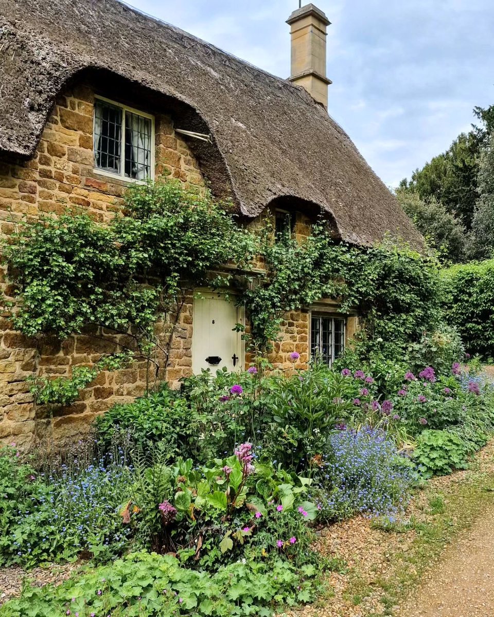 visit_cotswolds tweet picture