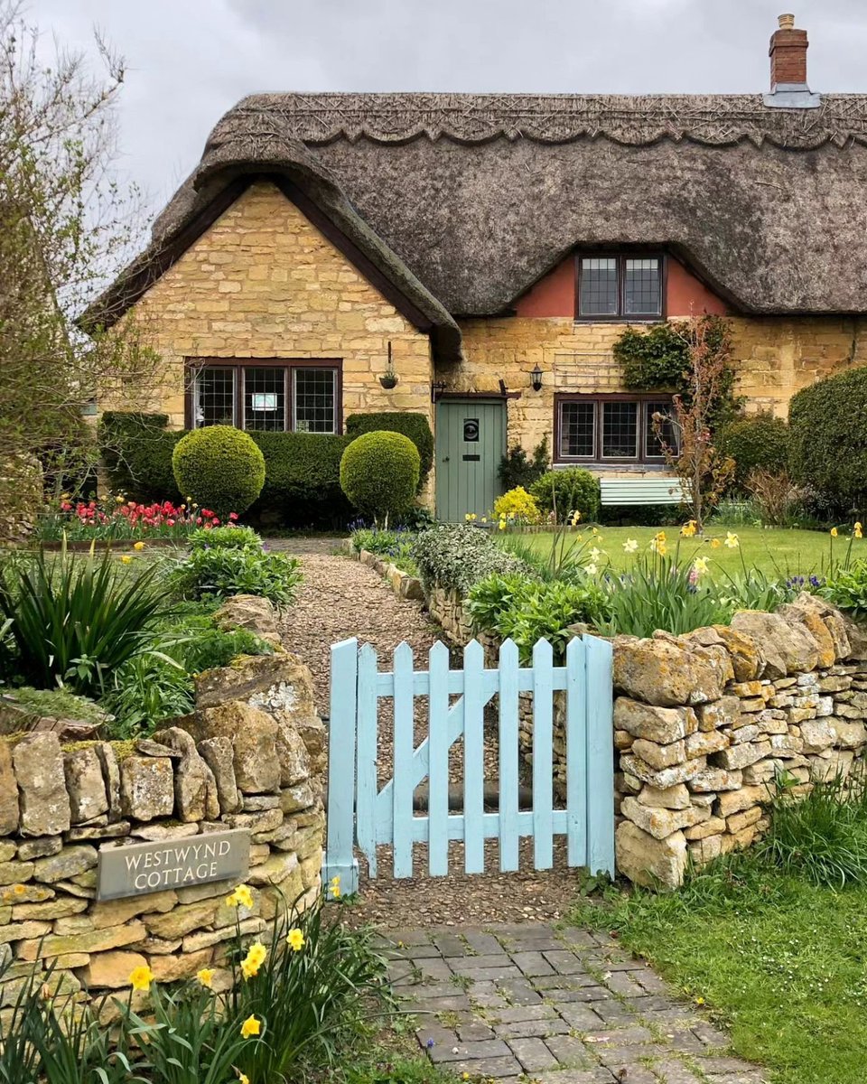 It's Thursday again (already!?) and unless you're new here you should know what that means by now. Feast your eyes on this week's selection for #ThatchedThursday 📸 janet.comer #discoverCotswolds