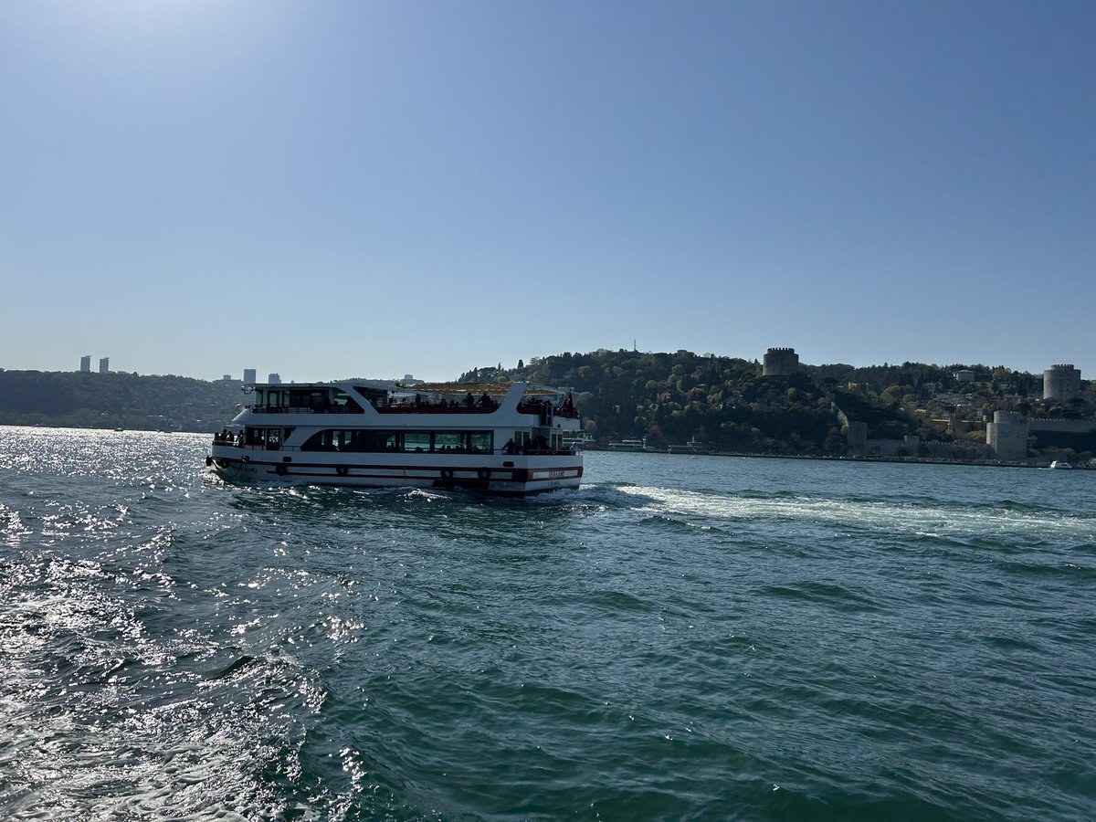 Hızlı geçtiğimiz için yakalayamadım. Fotoğraflarını çektiğim vapurlarda olan insan yığınına bakın.