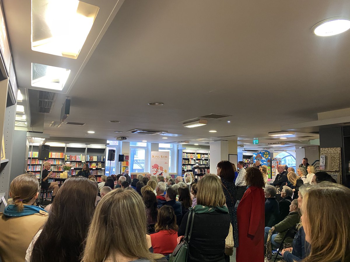 Packed house in @HodgesFiggis for the launch of ‘Sleep Well’ by the wonderful @FionaBrennan19. Out today, just in time to change your life for the better by improving your sleep habits.