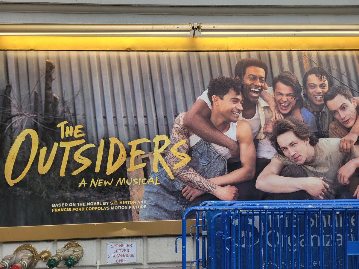 Red carpet going up!

#outsidersmusical