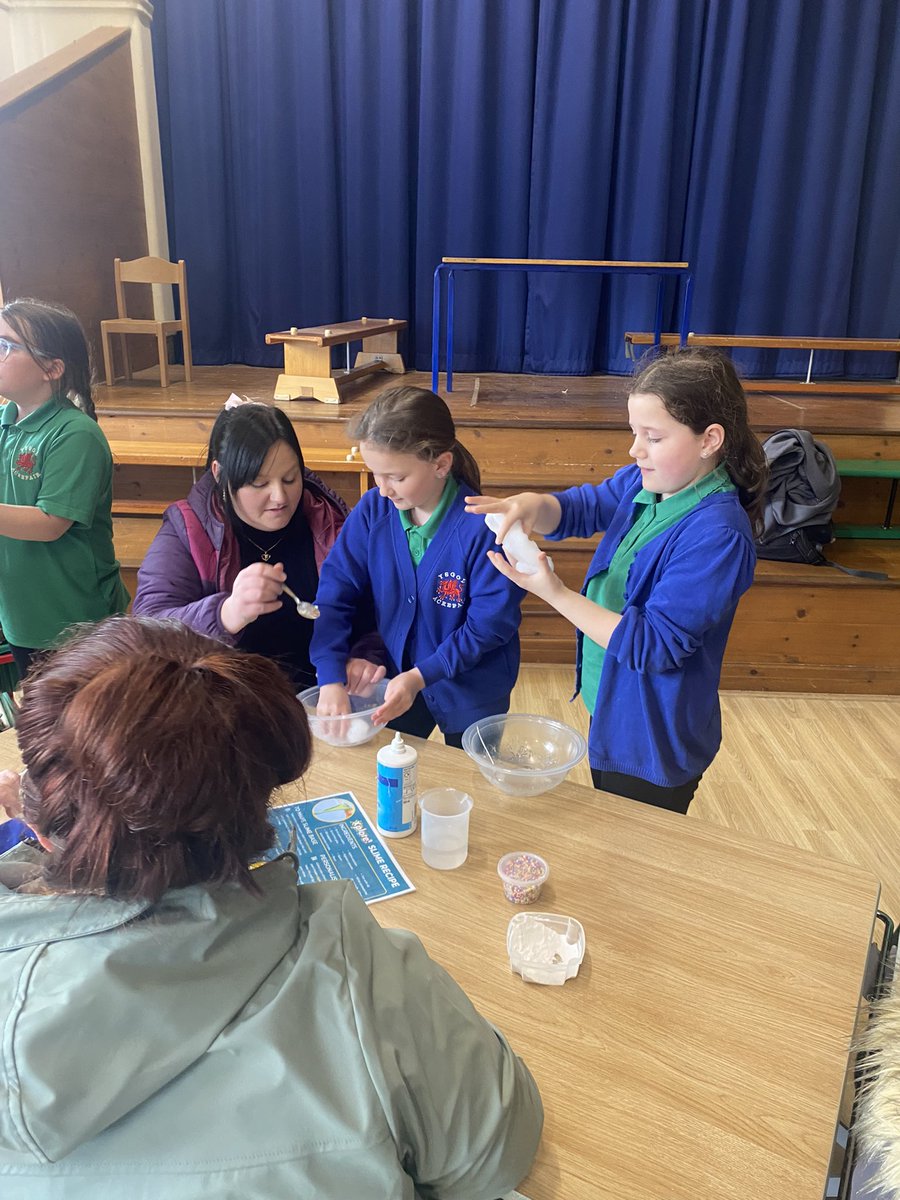 YsgolAcrefair's tweet photo. We love our family learning sessions ! Thank you @XploreScienceUK and @TheLLCompany We really enjoyed making slime in our first Kitchen Chemistry session. #familylearning #cfs https://t.co/X4pFGHJ5nK