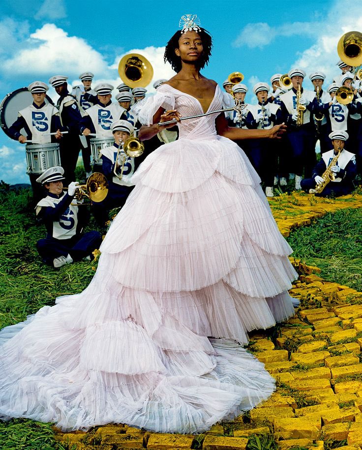 Seeing people drag Annie Leibovitz is a ki to me because I enjoy seeing people argue about photography even if I don’t agree with them anyways she shot Kara Walker as Glinda the good Witch in Dior Haute Couture by Galliano for Vogue in 05’ we need more stories like this
