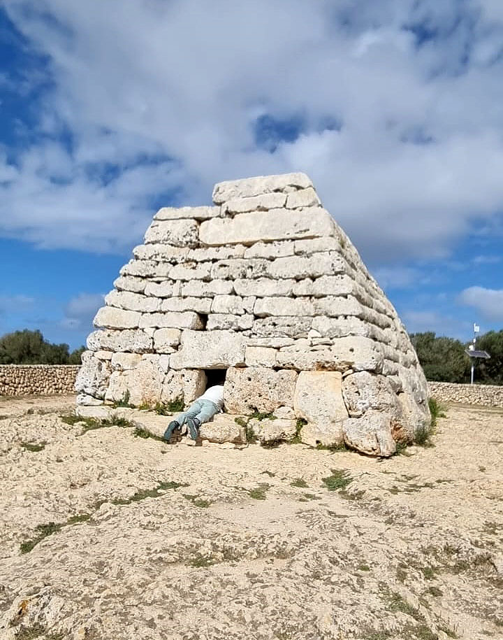 Por la Menorca talayótica me encuentro esta semana descubriéndole a mi grupo sus interesantes museos y sorprendentes monumentos antiguos.