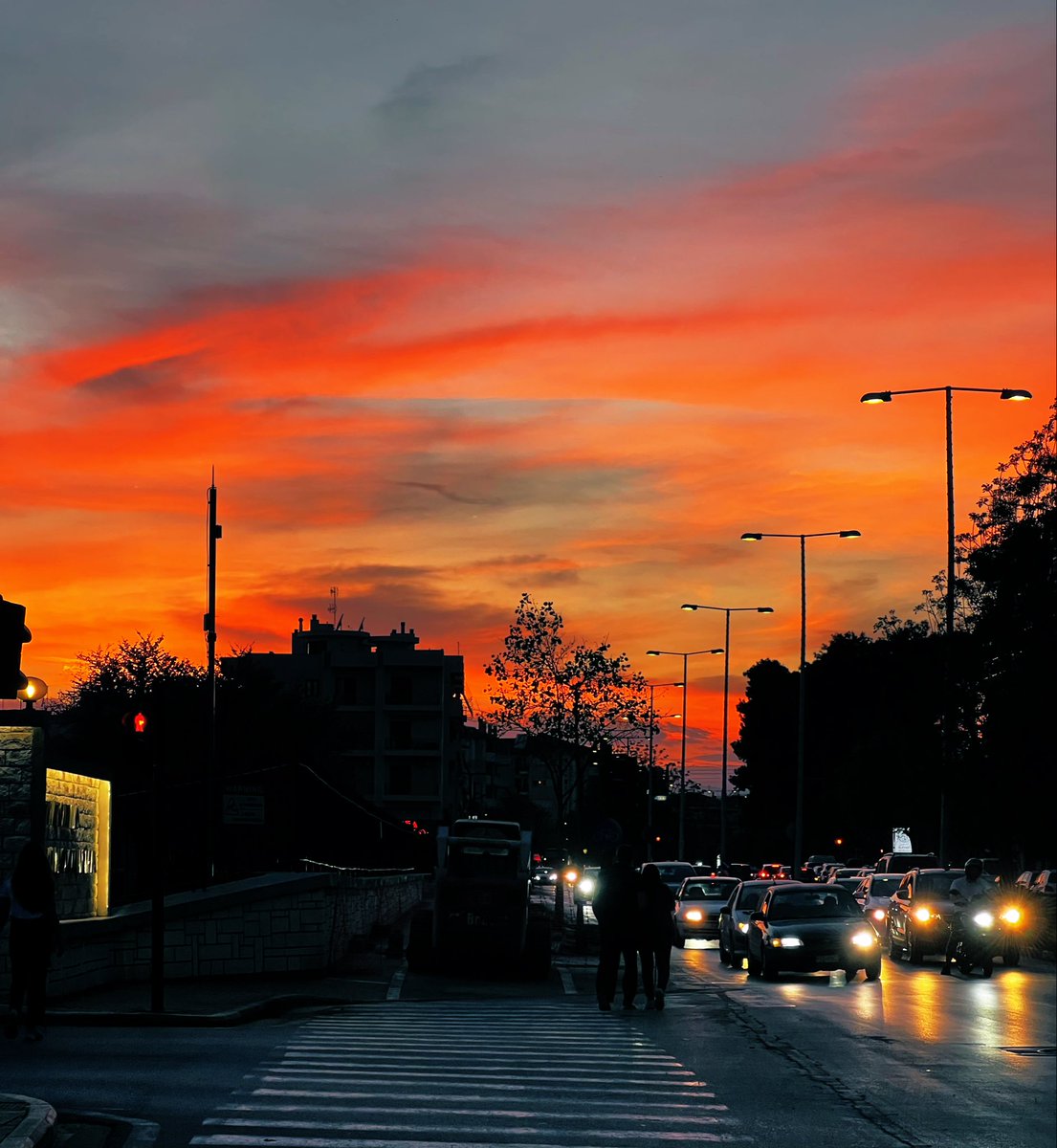 Colors in the sky 🧡 #MagicalDraw #walking_in_the_city