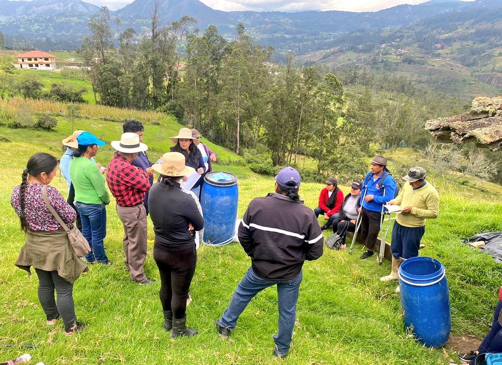 Agricultura_CZ7's tweet photo. #Loja | Se realiza la elaboración de biol enriquecido con micronutrientes para la fertilización de pastos, con la participación de productores de la Escuela de Ganaderos de la parroquia Urdaneta, del cantón #Saraguro. https://t.co/RpiTmidGtd