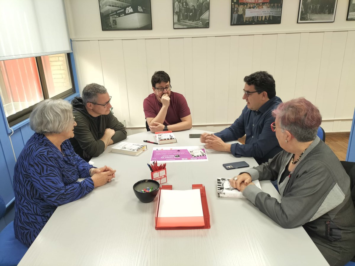 MandreuBcn's tweet photo. Amb ‘Las hijas de la fábrica’ passes una bona estona i t’emociones. Ho hem comentat amb l’autor @raulmontillacor al #ClubCOCOS @ccoo_bll_apag de Cornellà @ccoocatalunya @FundCipriGarcia. Una bona crònica novel•lada de la història dels nostres barris obrers #lesciutatsinvisibles https://t.co/8fj47swigg