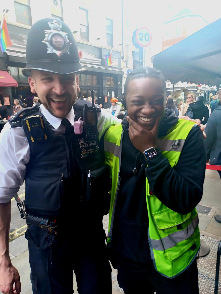 🚔Another great patrol day! 🚨We visited a vulnerable resident, and dealt with some Anti Social Behaviour at Peter Street. 🎉Busy streets and people in great spirits! We checked on our local workers and venues, as we get close to the weekend. @BerW1ckStMarket @SohoDairy #Soho