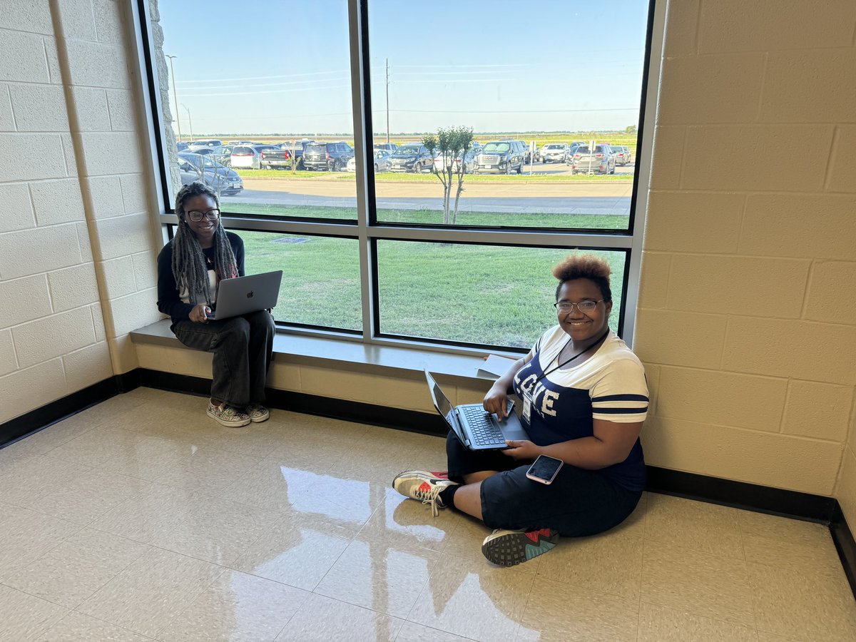 smorichards's tweet photo. AP seminar working hard on their presentations for AP EXAMS!!!! @wearegrhs @GRHS_MrsSettle https://t.co/AvXsQPk58v