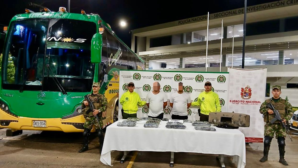 Cerca de 12 kilogramos de pasta base de coca fueron hallados por los soldados del Grupo de Caballería Mecanizado Nº12 al interior de un bus que se movilizaba por el sector del Caraño, en Florencia #Caquetá. #ContundenciaOperacional