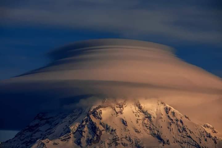 Last week, we had two consecutive days of giant lenticular clouds 🛸 ☁️🛸over Mt Rainier. Washington State, USA.
📷 David Bertch