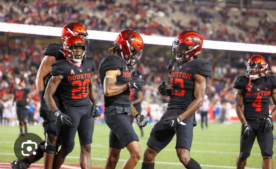 Blessed to Receive my first offer from the university of Houston @CoachGeee_MTXE @CoachB_MTXE @OscarGiles95