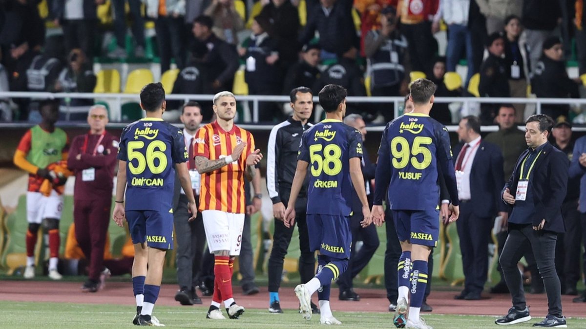 🤷‍♂️ 55. Saniyede Galatasaray'dan gol yiyip sahadan çekilen Fenerbahçe, 8. Dakikada Olimpiakos'tan gol yiyip sahadan çekilmedi.