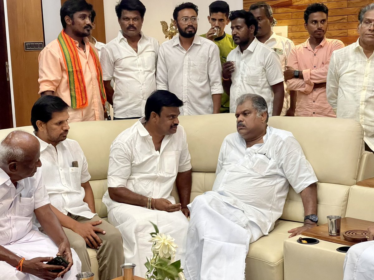 After today’s campaign seeking votes for NDA alliance, G.K.Vasan ayya payed a visit to our for a quick tea 

#ModiAgain2024 #Annamalai4Coimbatore #Vasantharajan4Pollachi #BJPTiruppurSouth