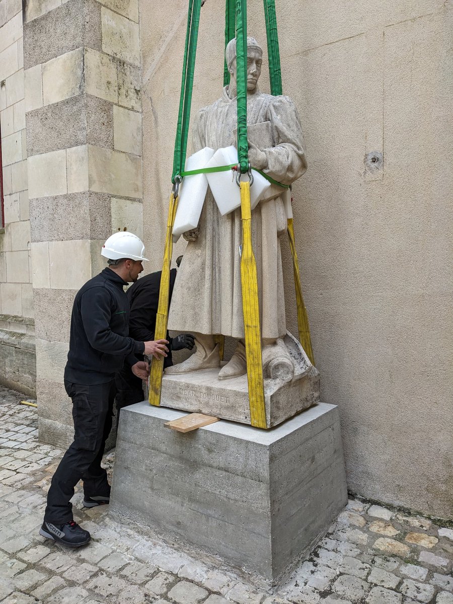 La séparation est actée ! Jean Fouquet a fait ses adieux au cardinal de Richelieu pour rejoindre la cour du Musée-Hôtel Morin, où il accueillera désormais les visiteurs. Une nouvelle vie pour ce beau dépôt du @CNAPfr !