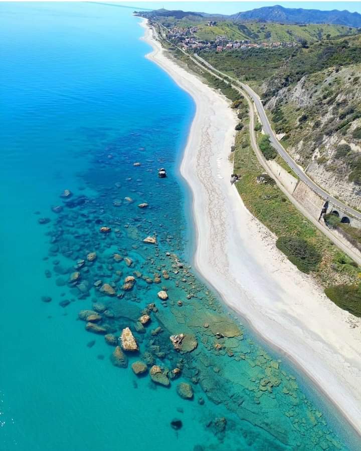 La bellissima spiaggia della scogliera di #CapoBruzzano sulla Costa Ionica in provincia di #ReggioCalabria.

Buonaserata ❤