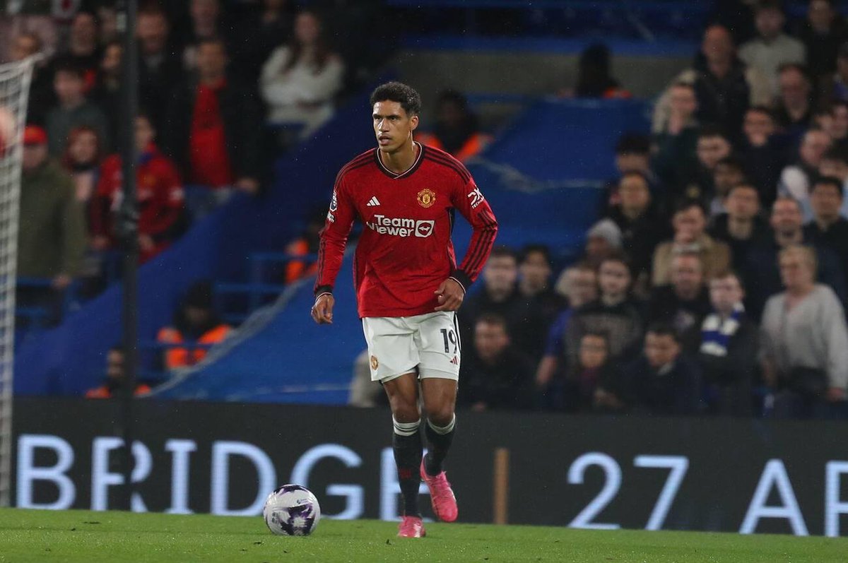 OFFICIEL ! Raphaël Varane sera absent quelques semaines en raison d'une blessure musculaire survenue contre Chelsea. Le français espère être de retour avant la fin de la saison. #MUFC