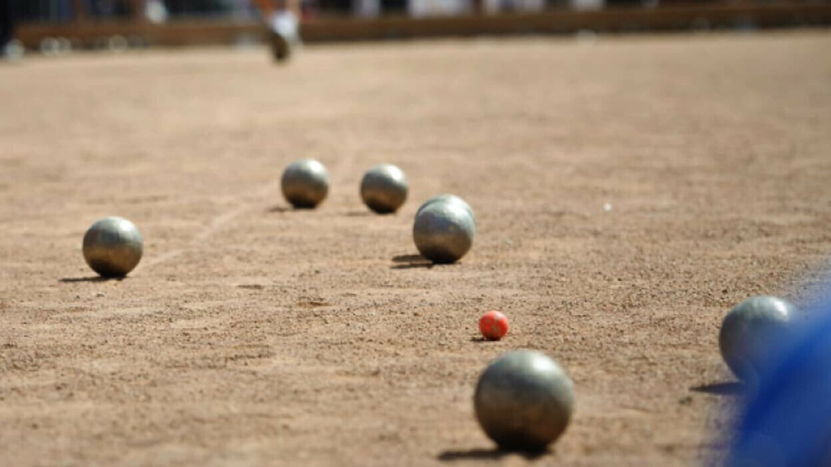 Paris: le club de pétanque de Montmartre implore la mairie de ne pas l'expulser l.bfmtv.com/3kHY