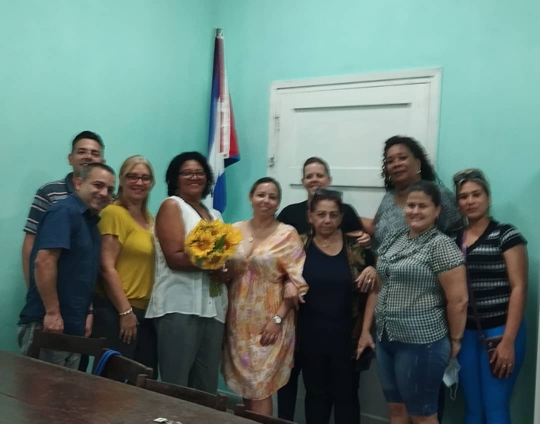 MaylinUCLV's tweet photo. Se realiza cambio de J' Dpto-Carrera de Economía Fac Ciencias Económicas @UCLVCU 
Entrega la Dra Grisel Barrios q ocupó el cargo x 18 años, con excelentes resultados y  pasará a Coordinar la carrera
Recibe la Dra. Yerenis Torres q está preparada p/ el desempeño de estas funciones https://t.co/CylNW6OJJo